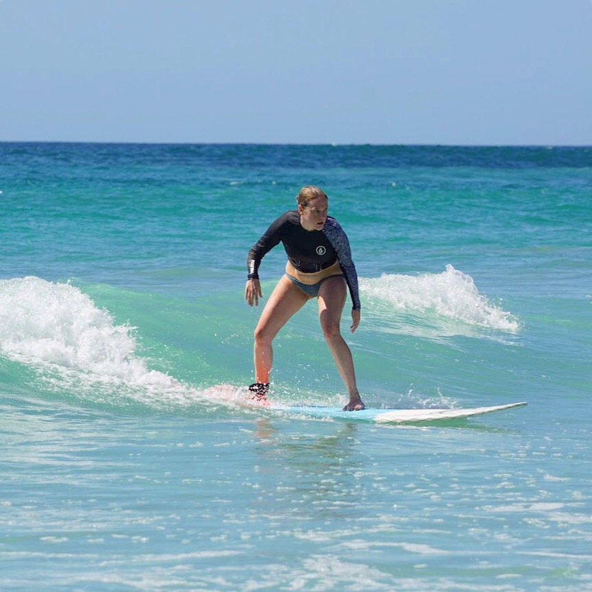 GOGC8085 Solo traveler takes a surf lesson on her surf trip