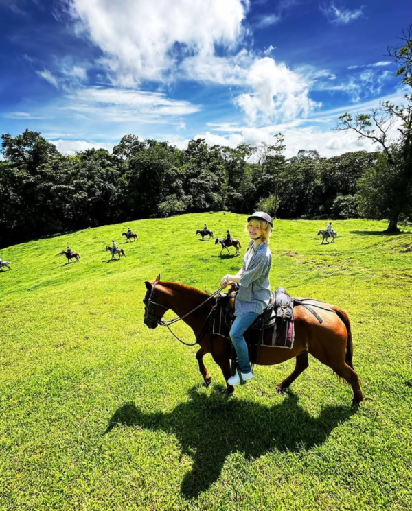 the best La Fortuna horseback riding tour