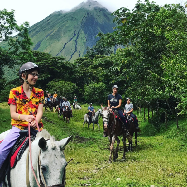 La Fortuna horseback riding tour for big groups