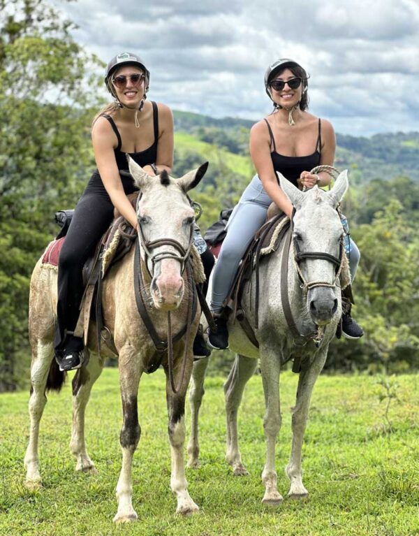 La Fortuna horseback riding tour with friends is the best