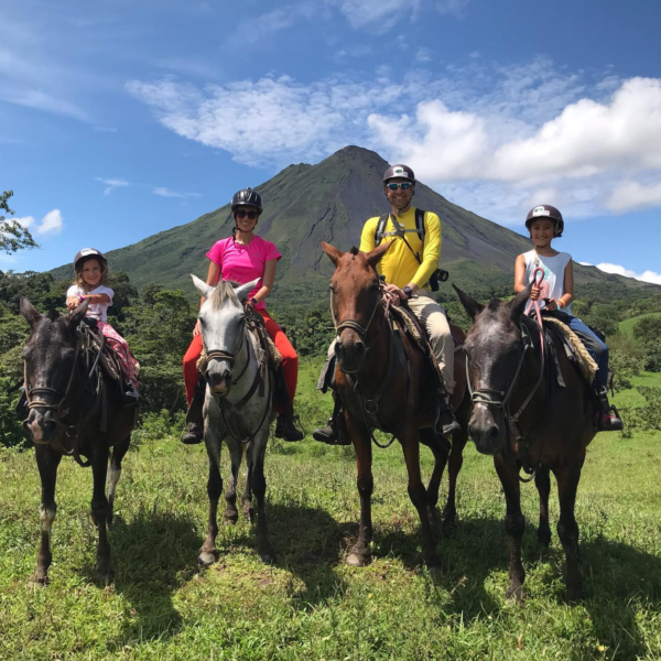 private La Fortuna horseback riding tour for families