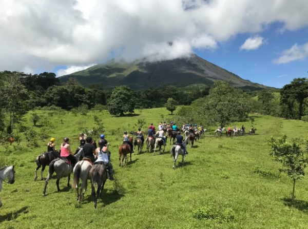 La Fortuna horseback riding tour as a group